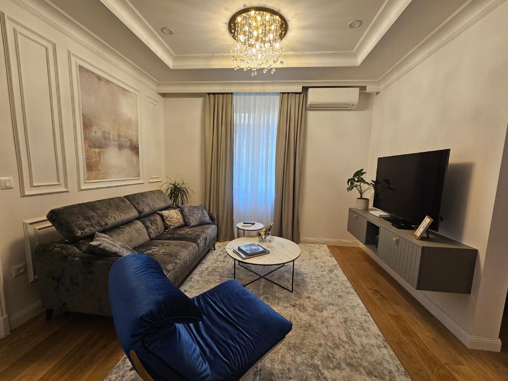 - un salon avec un canapé et une télévision dans l'établissement Tesla's Corner, à Zagreb