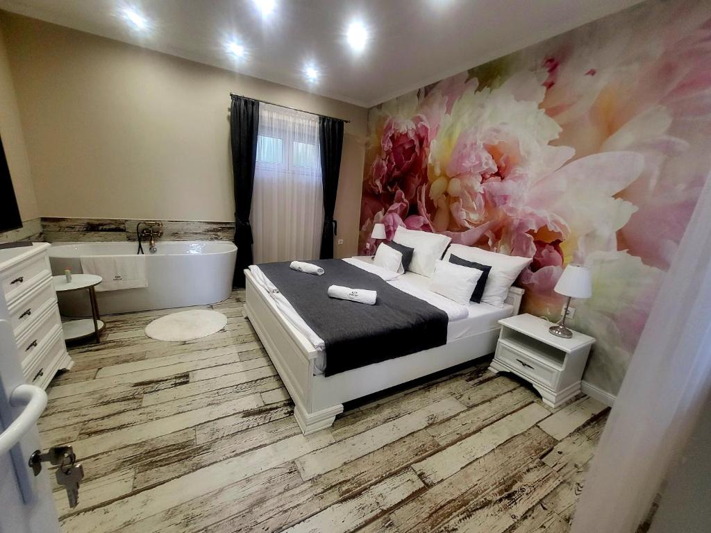 1 dormitorio con 1 cama y baño con bañera en Reforma Apartman, en Szerencs