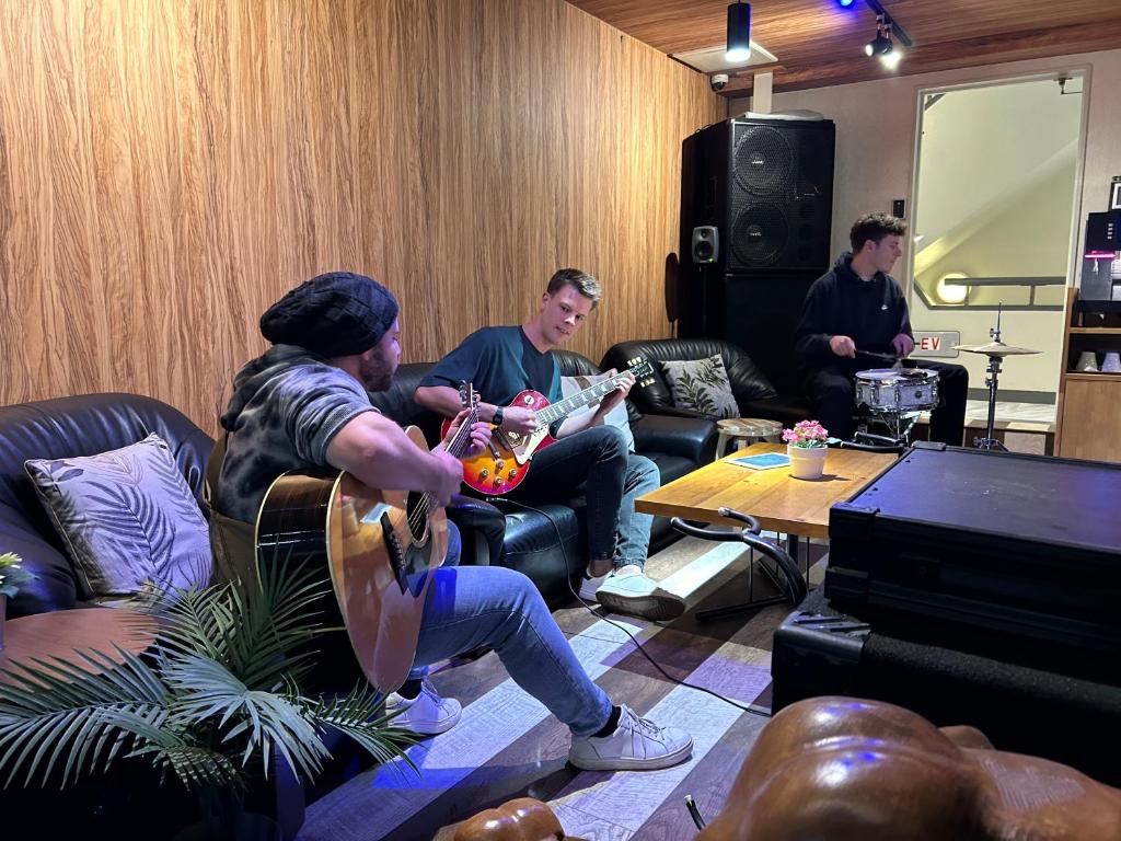 un groupe d'hommes jouant de la musique dans un salon dans l'établissement Feel Osaka Yu, à Osaka