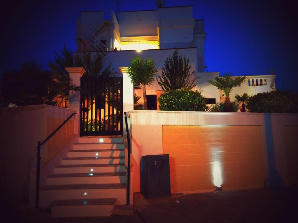 una casa con una scala di fronte di notte di B&B Stellamarina a Pulsano