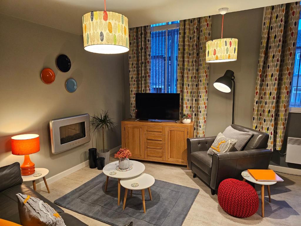 a living room with a couch and a tv at Charming 1-Bed Apartment in Newark in Newark-on-Trent