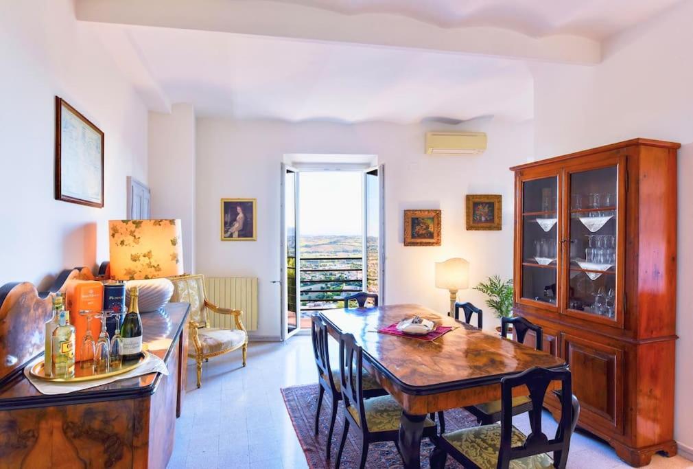 ein Wohnzimmer mit einem Tisch und einem Esszimmer in der Unterkunft Grand Horizon Palace - in centro con panorama TOP in Osimo