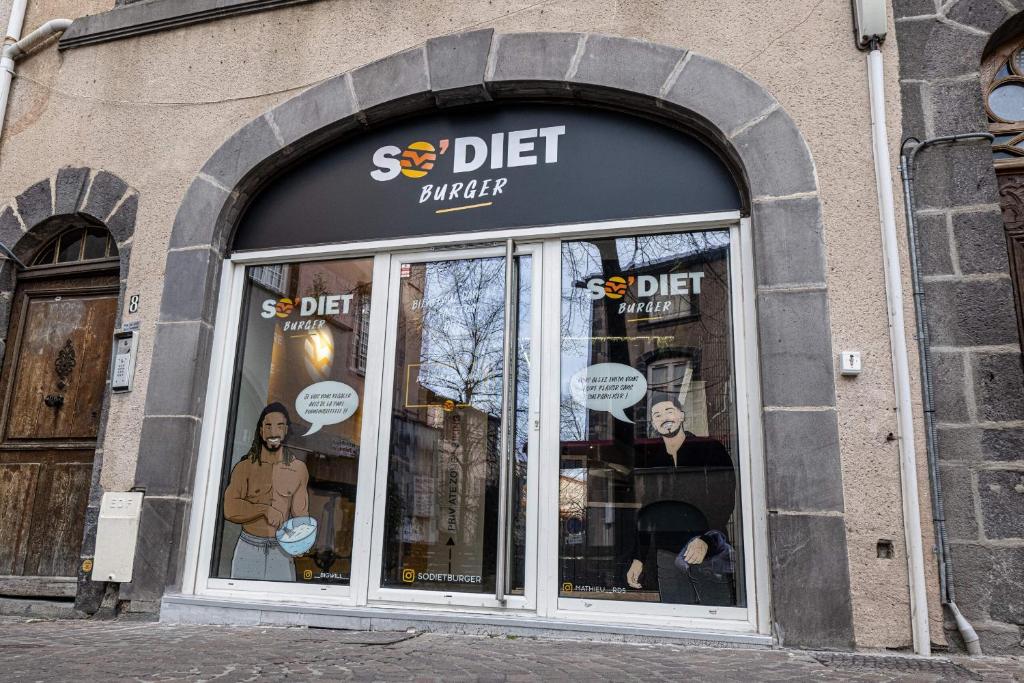 un escaparate con el nombre de la tienda en l'HYPERCENTRE, en Clermont-Ferrand