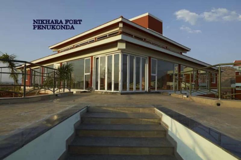 een groot gebouw met een trap ervoor bij Nikhara Fort Resorts in Penukonda