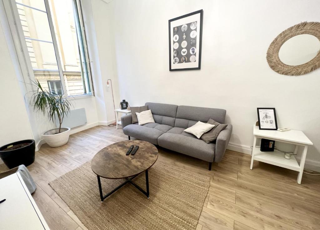 a living room with a couch and a table at Sublime Appartement 2 pièces au cœur de la Vieille Ville in Nice