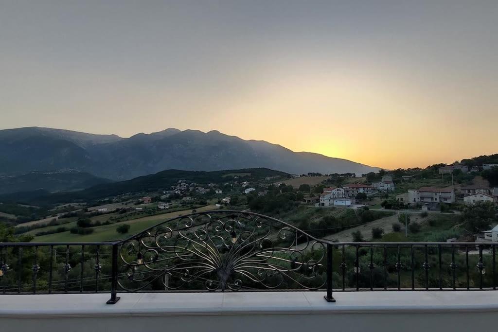 von einem Balkon mit Blick auf die Stadt und den Sonnenuntergang in der Unterkunft Dimora da Capo Appartamento in Villa in Casoli