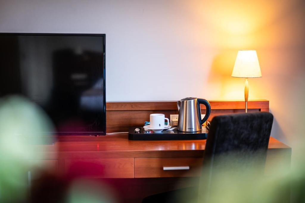 Příslušenství pro přípravu čaje a kávy v ubytování Dosłońce Resort Wellness & Farm