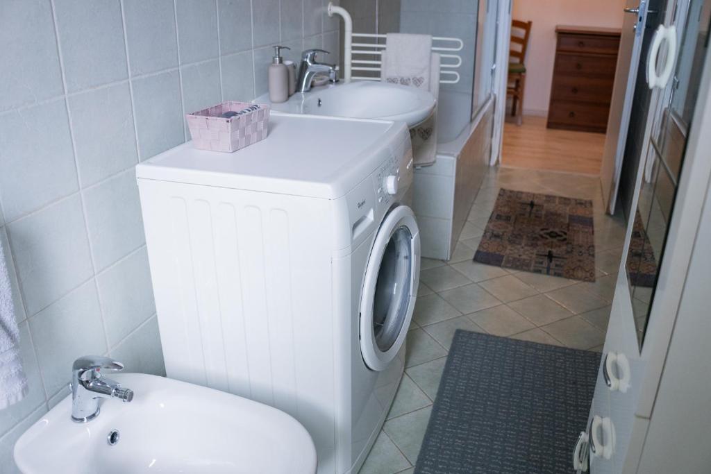 Zdjęcie z galerii obiektu Nonna Pina Guest House [Moderno Appartamento vicino Metro A]Wifi,Netflix w Rzymie