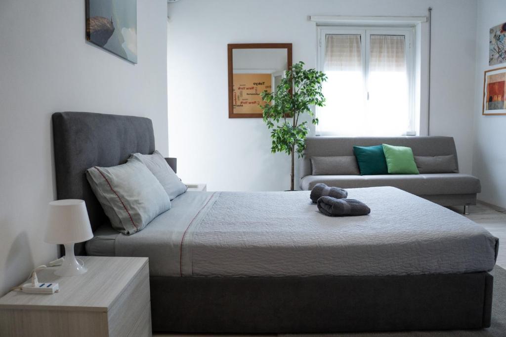 Zdjęcie z galerii obiektu Nonna Pina Guest House [Moderno Appartamento vicino Metro A]Wifi,Netflix w Rzymie