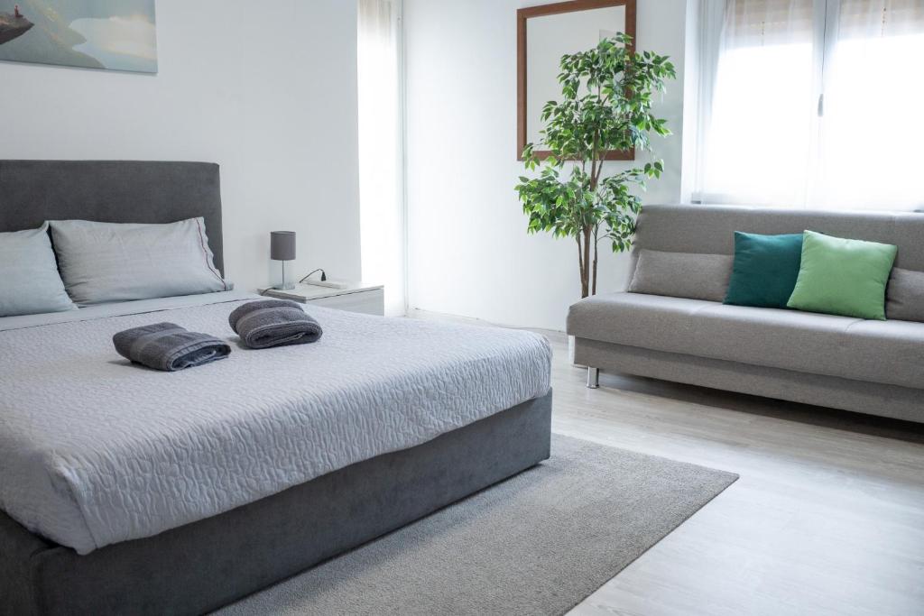 Zdjęcie z galerii obiektu Nonna Pina Guest House [Moderno Appartamento vicino Metro A]Wifi,Netflix w Rzymie