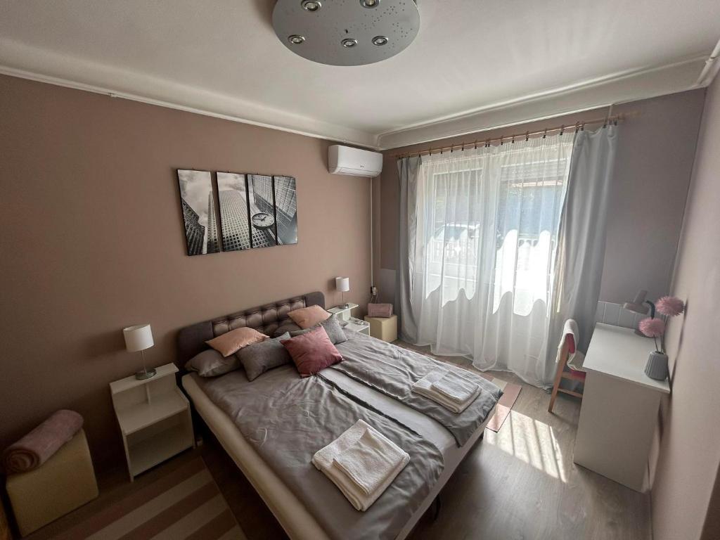 una camera con un grande letto e una finestra di Estina House a Balatonboglár
