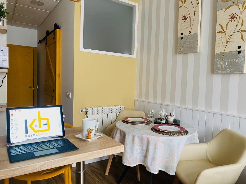 einen Laptop auf einem Tisch im Zimmer in der Unterkunft Work Room - kasasbenas in Benasque