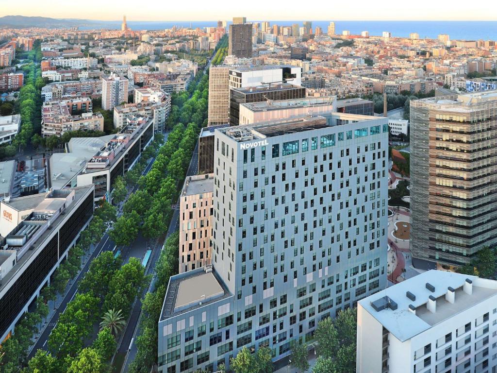 una vista aerea di una città con edifici di Novotel Barcelona City a Barcellona