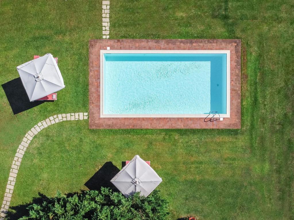 una vista sul tetto di una piscina con ombrelloni di Le Vigne a Capannori