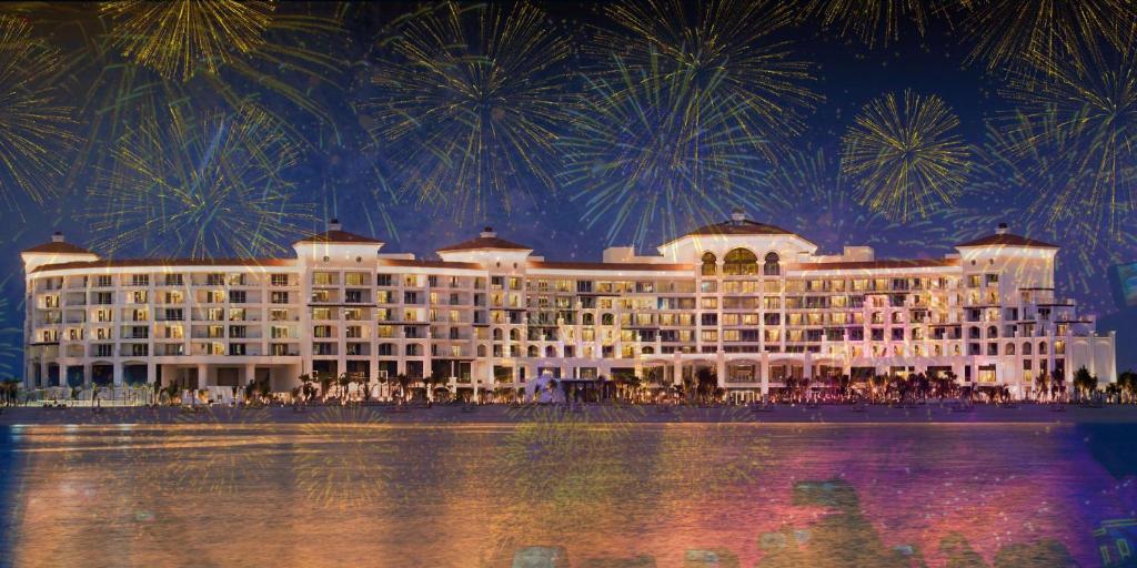 eine Darstellung eines Hotels mit Feuerwerk im Hintergrund in der Unterkunft Waldorf Astoria Dubai Palm Jumeirah in Dubai