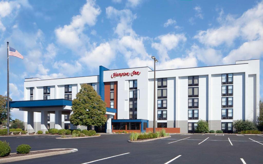 an office building with a parking lot in front of it at Hampton Inn Evansville in Evansville