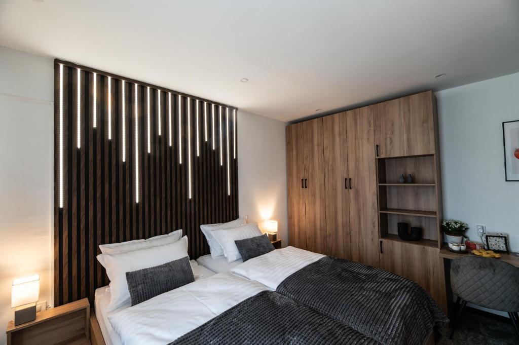 una camera da letto con un letto grande con testiera in legno di Soba za noćenje Tončica a Požega