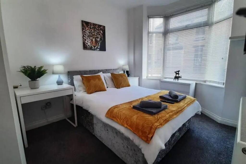 - une chambre avec un grand lit et une fenêtre dans l'établissement Finsbury Workstays UK, à Middlesbrough