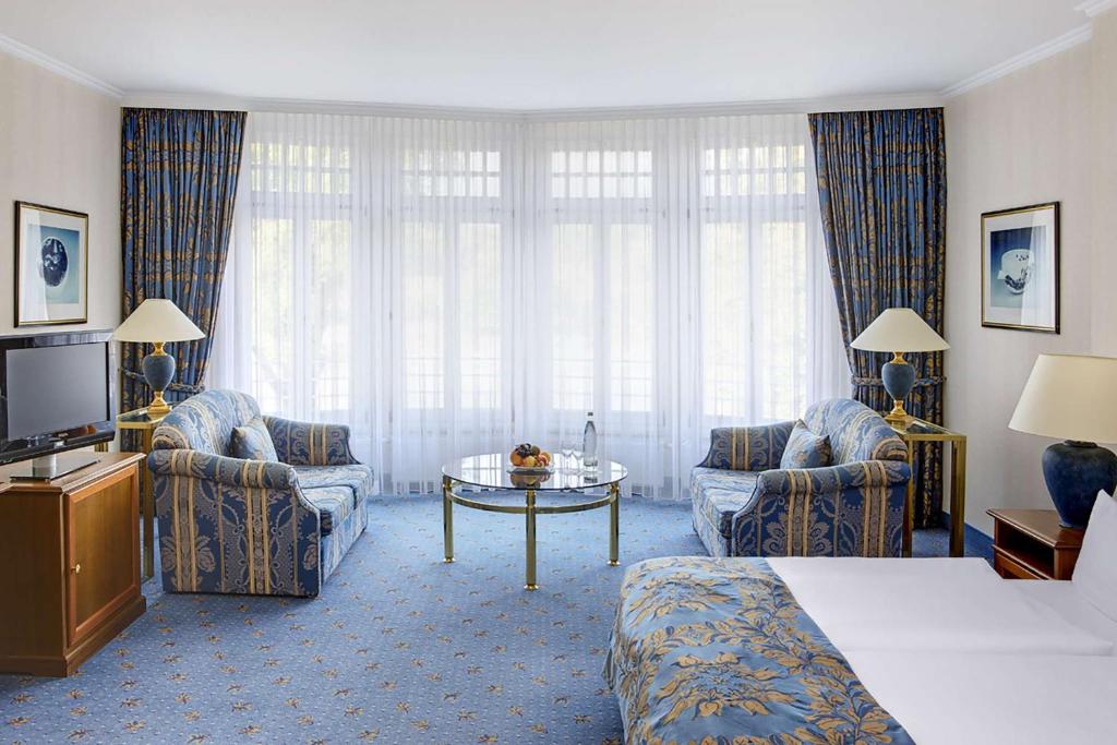 TV a/nebo společenská místnost v ubytování Dorint Parkhotel Meißen