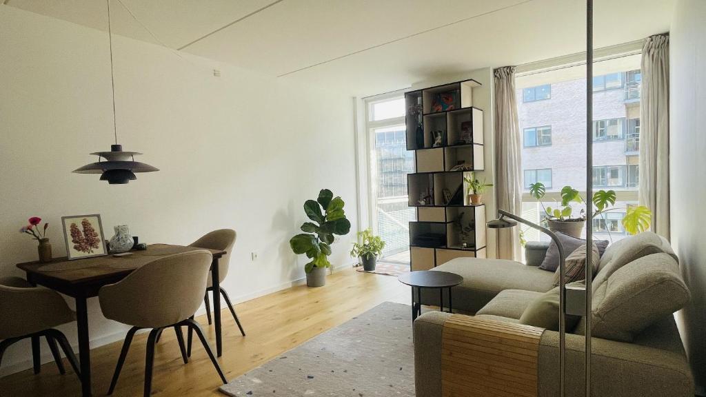 - un salon avec un canapé et une table dans l'établissement ApartmentInCopenhagen Apartment 1574, à Copenhague