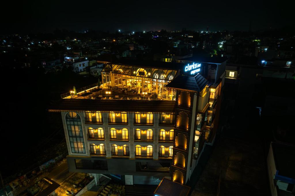 un edificio con luces por la noche en Clarks Inn Express, Rishikesh, en Rishīkesh