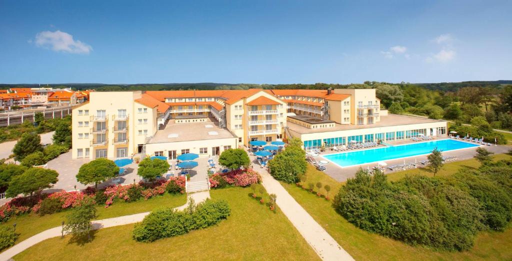 einen Luftblick auf ein Resort mit einem Pool in der Unterkunft Dorint MARC AUREL Spa & Golf Resort in Bad Gögging