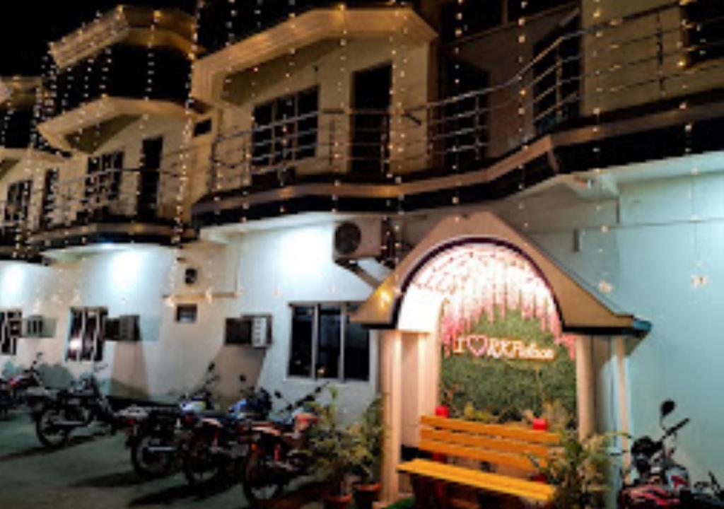 un bâtiment avec un banc devant un restaurant dans l'établissement Hotel R.K.Palace Jharkhand, à Pākaur