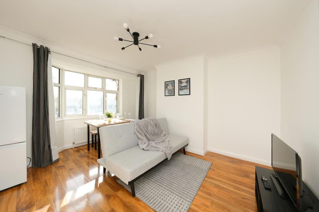 sala de estar con silla y mesa en Modern Two Bedroom Flat with Free Parking Near Heathrow en Feltham