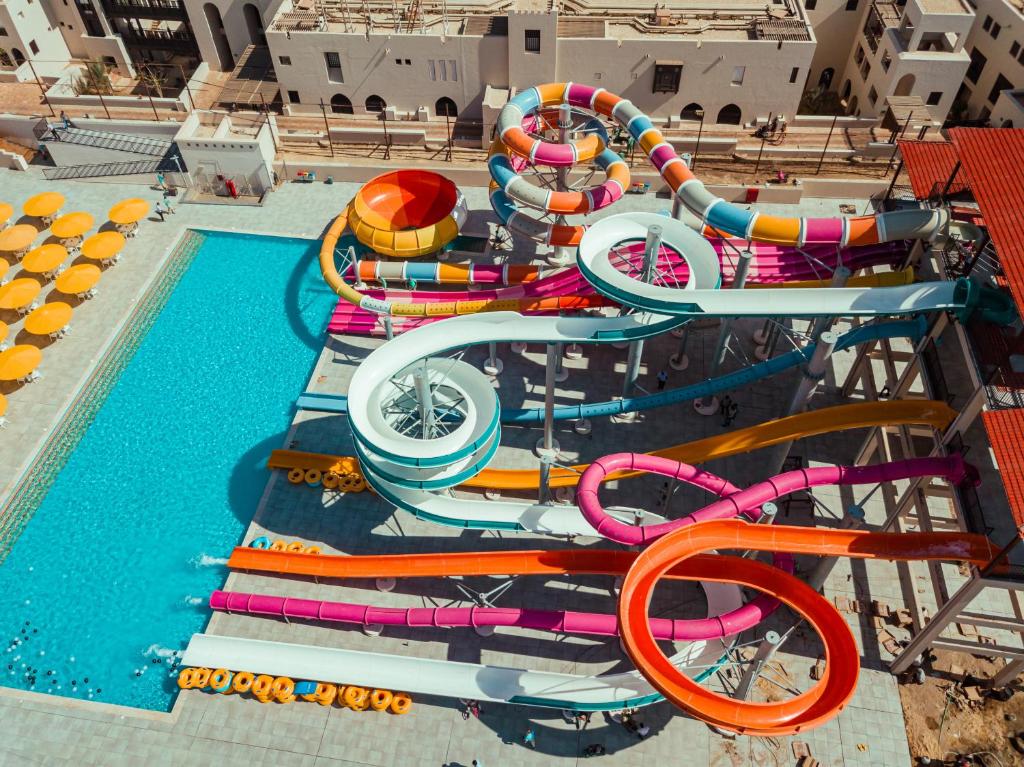 - une piscine avec un parc aquatique doté d'un toboggan dans l'établissement Pickalbatros Oasis Port Ghalib, à Port Ghalib