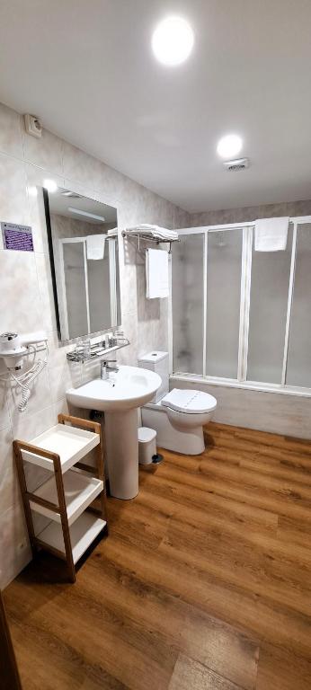 Koupelna v ubytování Hotel Vilagarcia