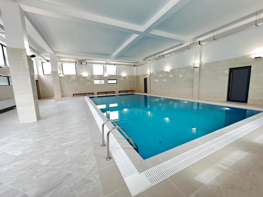 Bazén v ubytování HOTEL WEST TBILISI nebo v jeho okolí