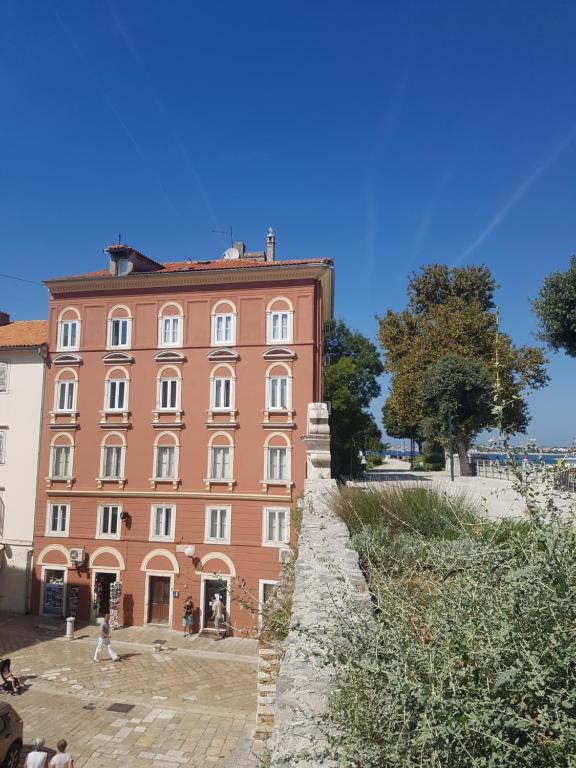 Budova, v ktorej sa apartmán nachádza