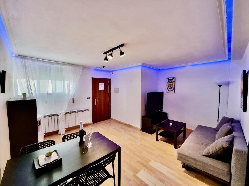 sala de estar con sofá y mesa en Apartamento Daniel Zaragoza, en Zaragoza