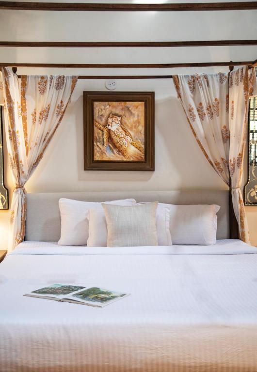 Postel nebo postele na pokoji v ubytování Lamrin Ucassaim Goa An Indo Portuguese Hotel
