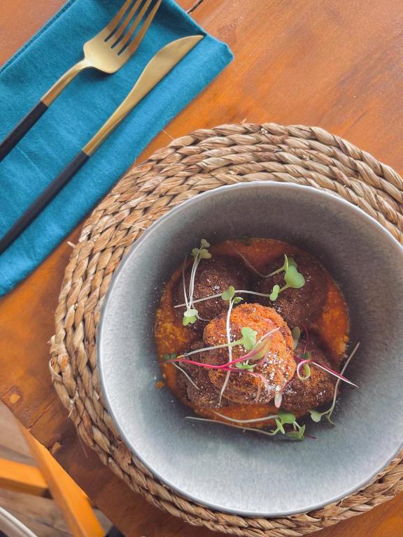 Makanan di atau berdekatan hotel