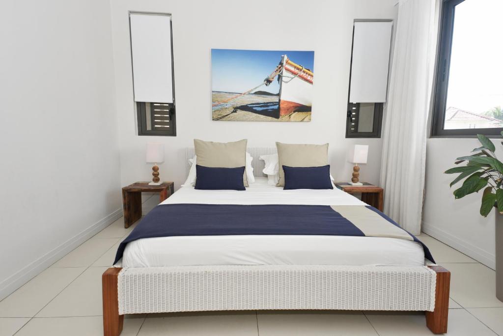 Postel nebo postele na pokoji v ubytování Cap Ouest Beachfront Luxury Penthouse & Apartment