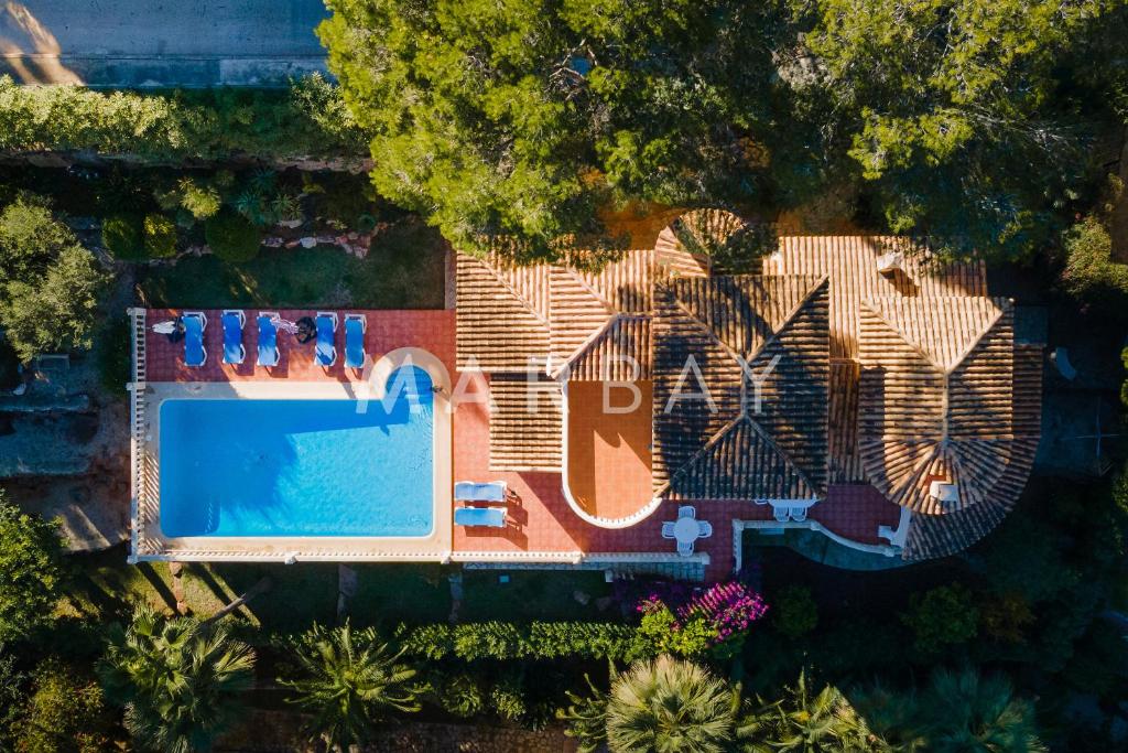 - une vue sur la piscine et les arbres dans l'établissement Ca Adelfa, à Muntanya la Sella