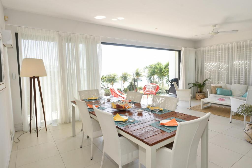 Posezení v ubytování Cap Ouest Beachfront Luxury Penthouse & Apartment