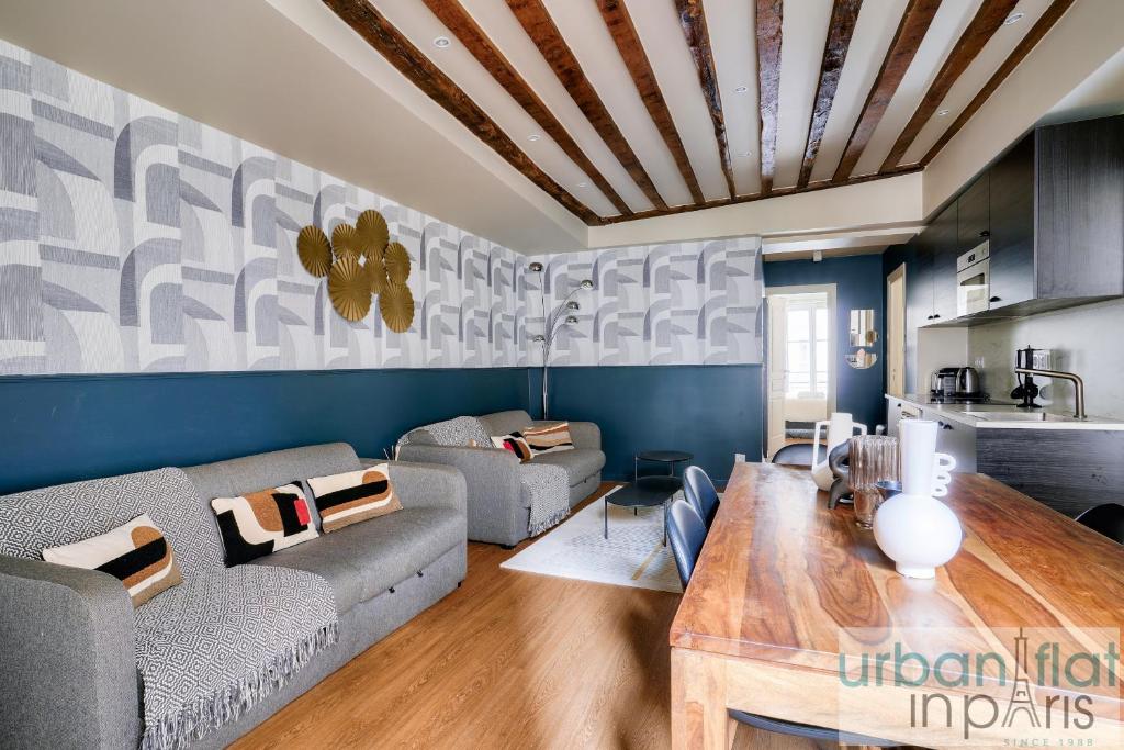 un salon avec un canapé et une table dans l'établissement 02 - Pretty 4BDR Flat in Paris, à Paris