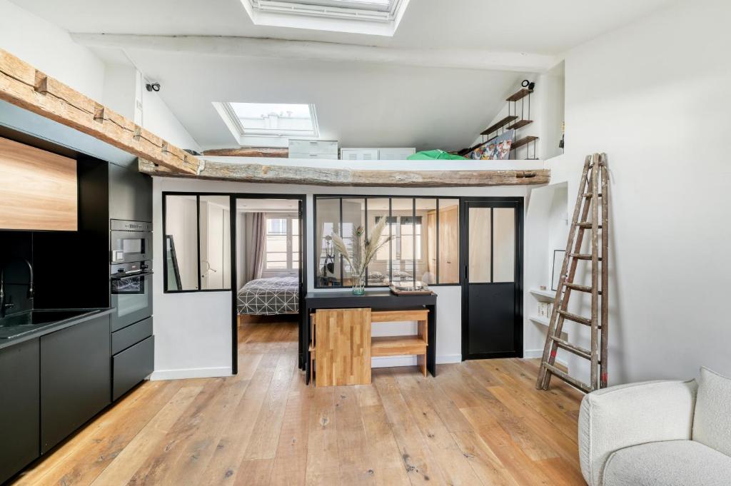 Ce loft comprend un bureau et un lit. dans l'établissement Luxurious flat - Square du Temple in Paris, à Paris