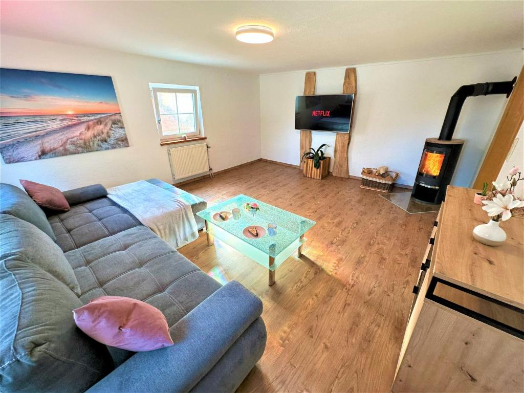 uma sala de estar com um sofá e uma mesa em BIG Apartment for YOUR DREAM Vacation Bavarian Forest + NETFLIX em Schöfweg