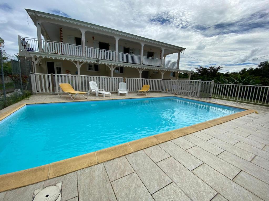 Rivière-Salée的住宿－Bas de Villa avec piscine - 15 min des plages，房屋前的游泳池