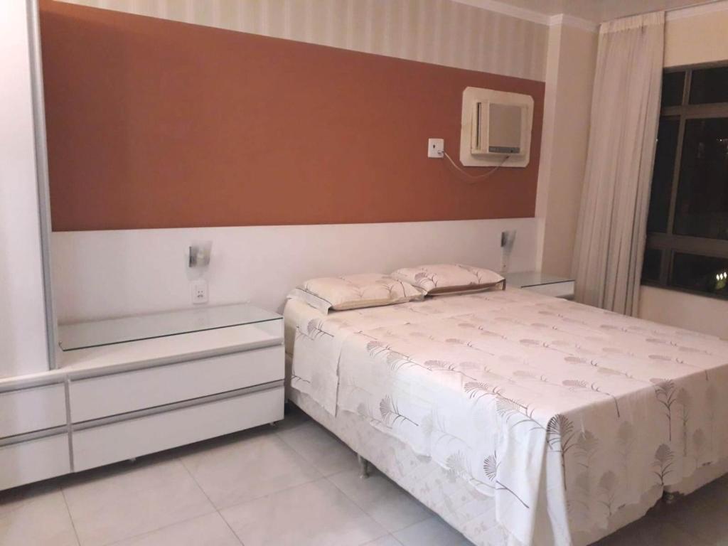 1 dormitorio pequeño con 1 cama y TV en Apto de 4 quartos-a uma quadra da praia de Boa Viagem, en Recife
