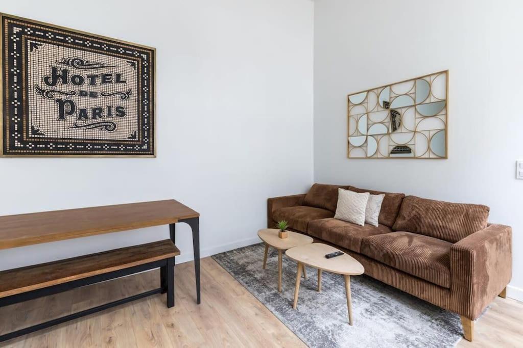 un salon avec un canapé et une table dans l'établissement Sentier Réaumur - Beautiful Apartment III, à Paris