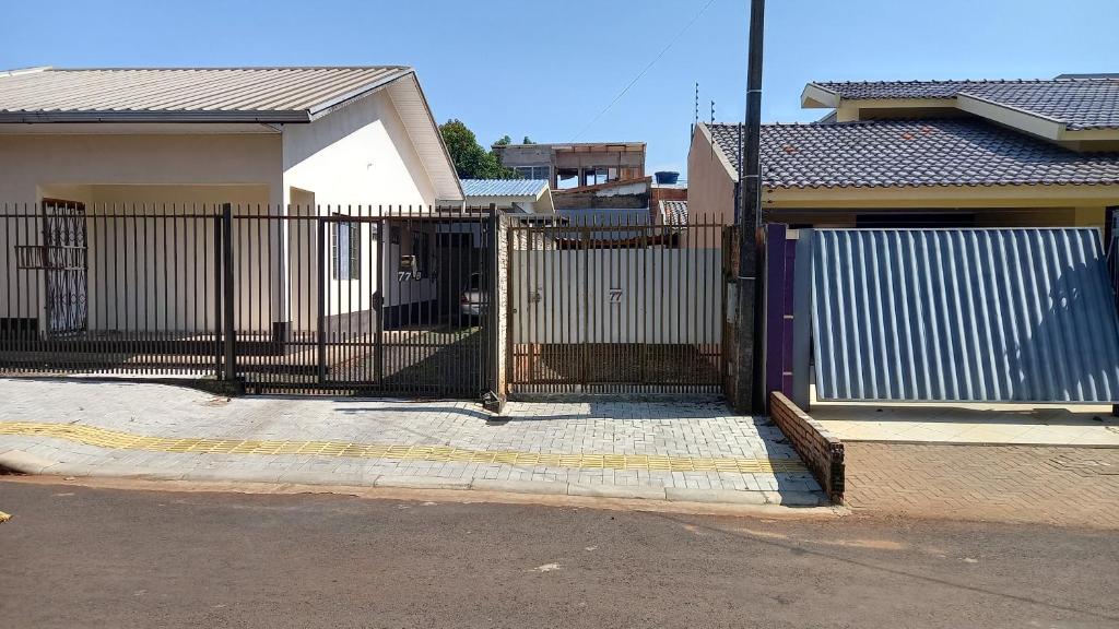 a fence in front of a house at Casa Rota das 3 Fronteiras in Foz do Iguaçu