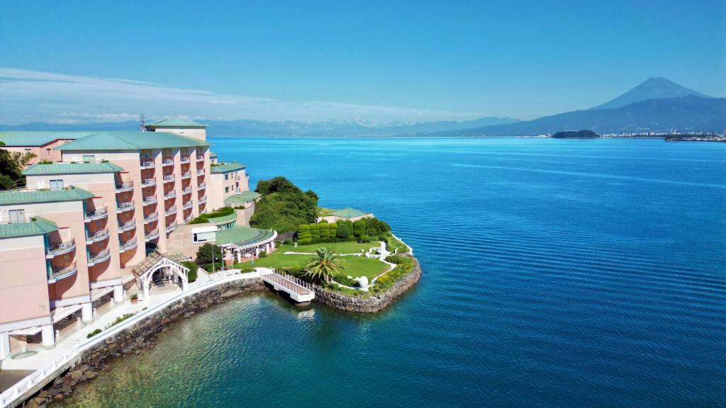 eine Luftansicht eines Resorts auf einem großen Wasserkörper in der Unterkunft Awashima Hotel in Numazu