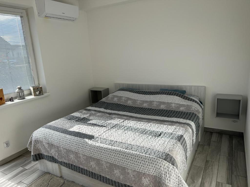 um quarto com uma cama com um cobertor em Krásný pokoj s vlastním vstupem em Frýdek-Místek