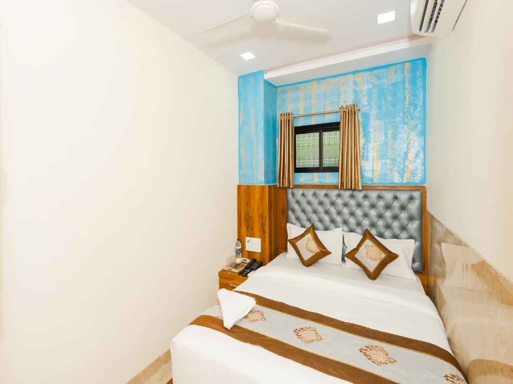 een slaapkamer met een bed en een raam bij Hotel BKC Fortune in Mumbai