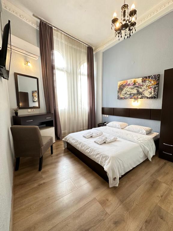 塞薩羅尼基的住宿－伊利西亞酒店，一间卧室配有一张床、一把椅子和镜子