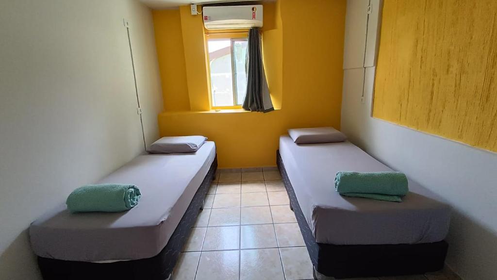 Postel nebo postele na pokoji v ubytování Ilha Hostel